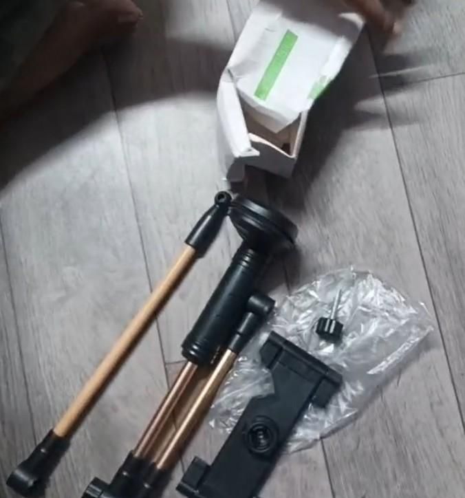 Flexible Mobile & Tablet Stand with 360° Adjustable Clip – Hands-Free Holder for Bed, Desk & Table